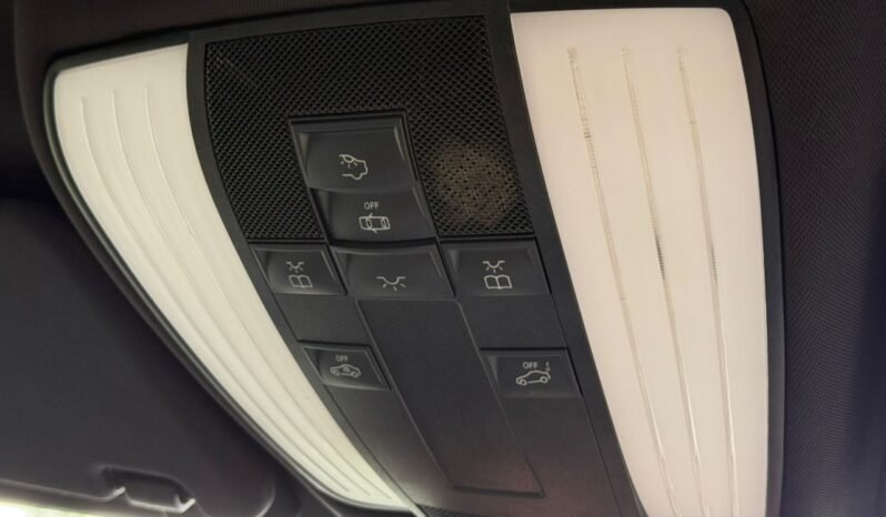 
								MERCEDES BENZ E200 full									